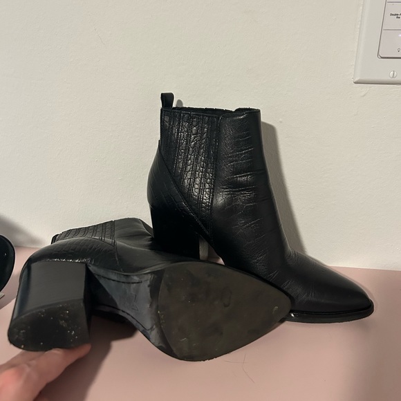 lightly worn Marc Fisher Black ankle boots - Picture 3 of 3